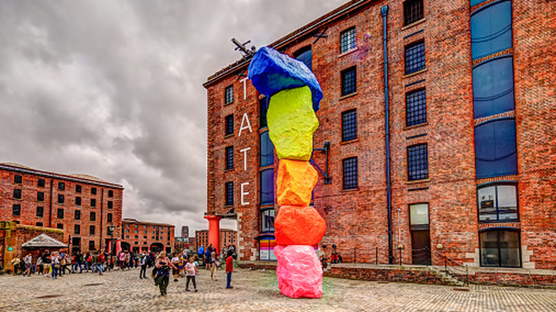 Une sculpture colorée se trouve à l’extérieur de la galerie d’art Tate Liverpool