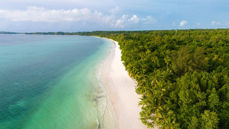 Vue aérienne de la plage de Ngurbloat sur l'île de Kei, Maluku, Indonésie