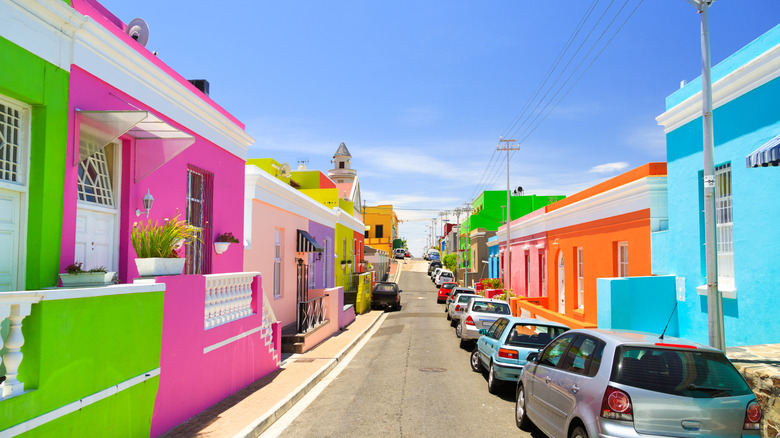 Bâtiments lumineux et multicolores dans le quartier Bo-Kaap du Cap
