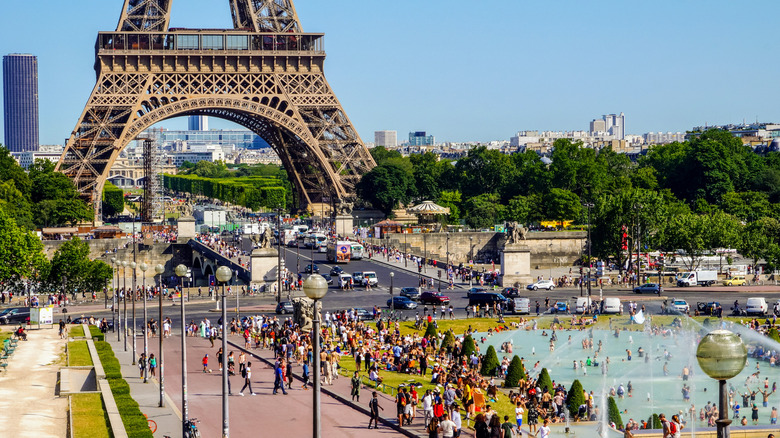 Les gens se rafraîchissent dans les fontaines devant la Tour Eiffel, Paris