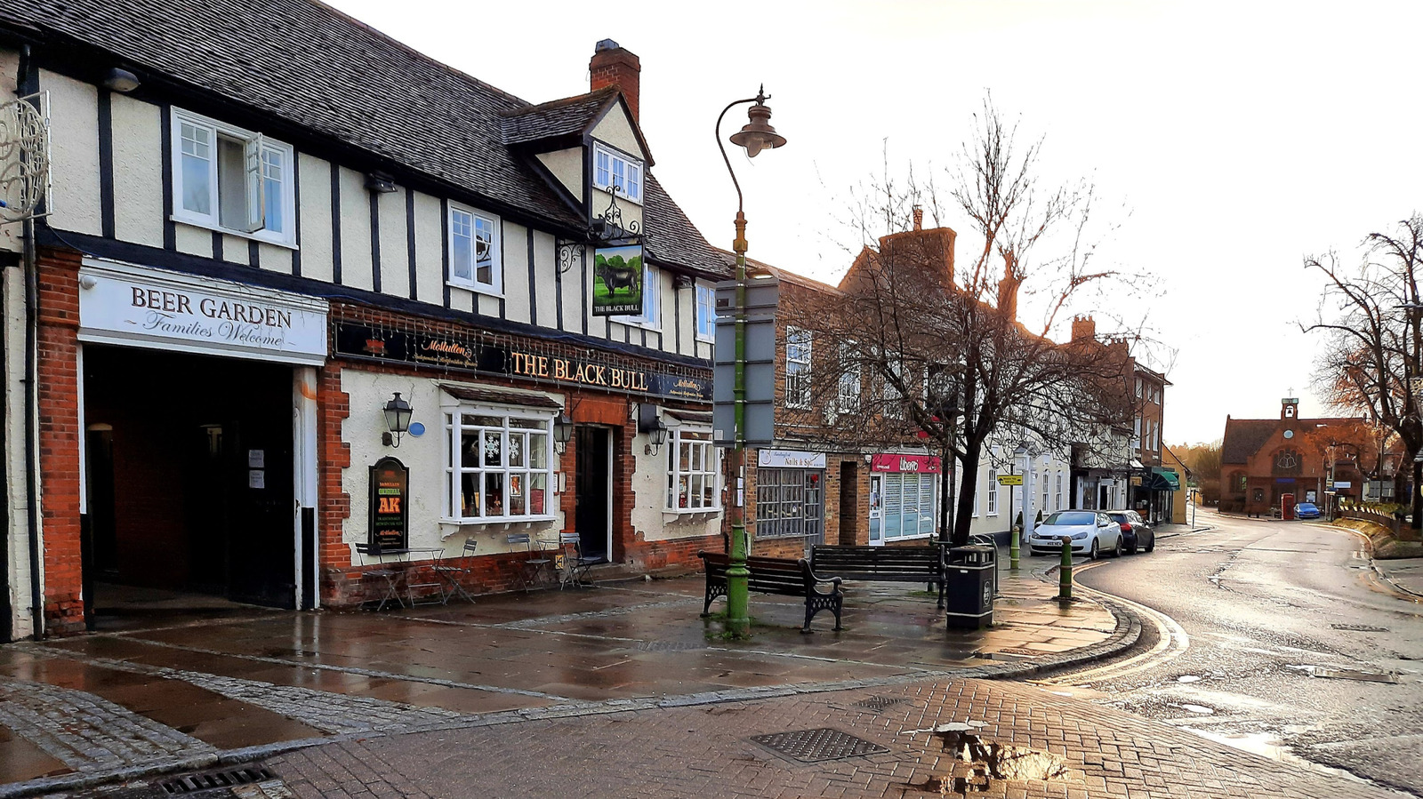 Entre Londres et Cambridge se trouve une ville confortable avec de charmantes boutiques du centre-ville et des restaurants savoureux