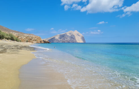 La plage à couper le souffle de Grèce est connue pour ses eaux chaudes et cristallines et ses vues imprenables