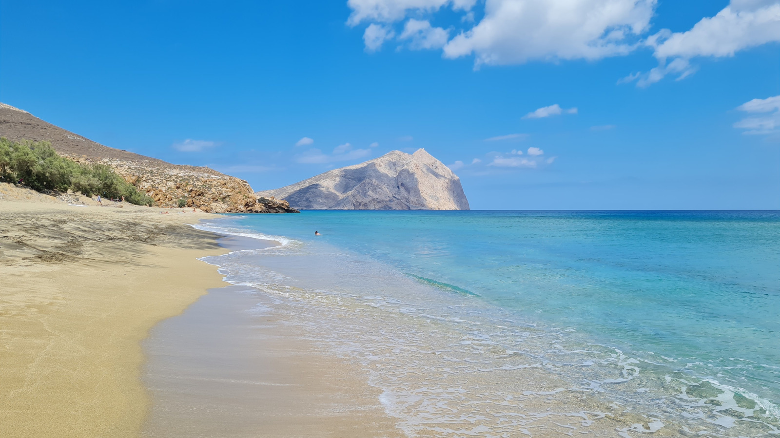 La plage à couper le souffle de Grèce est connue pour ses eaux chaudes et cristallines et ses vues imprenables
