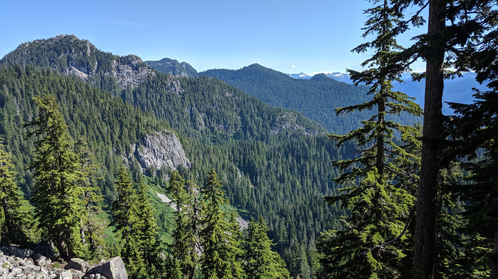 Le parc provincial des montagnes du Canada à l'extérieur de Vancouver est une oasis lacustre pour la pêche, la baignade et le camping