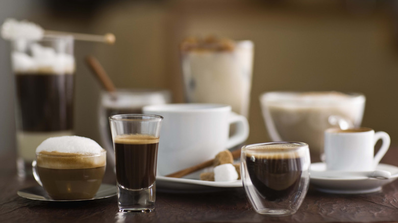 Diverses tasses et verres remplis de cafés de styles différents