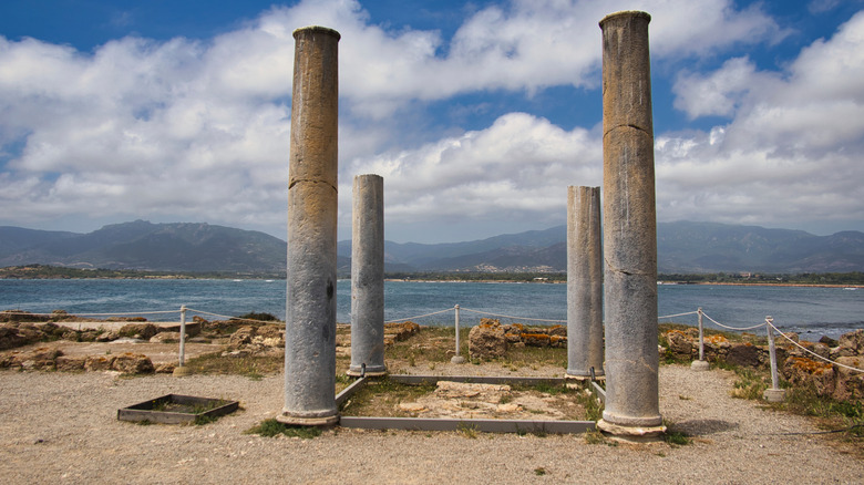 Piliers antiques au bord de la mer dans le parc archéologique de Nora en Sardaigne