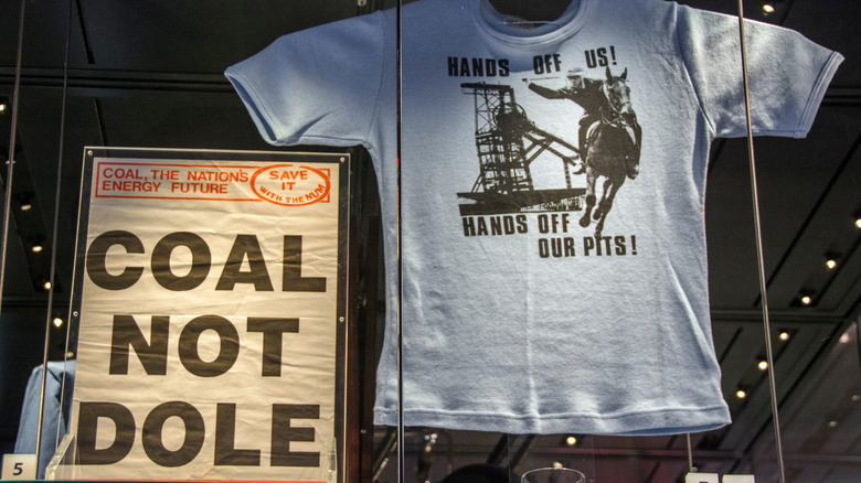 Expositions d'une affiche et d'un t-shirt issus des grèves des mineurs de charbon, exposées dans un musée de Barnsley