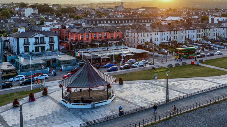 Le front de mer du centre-ville de Bray, Irlande
