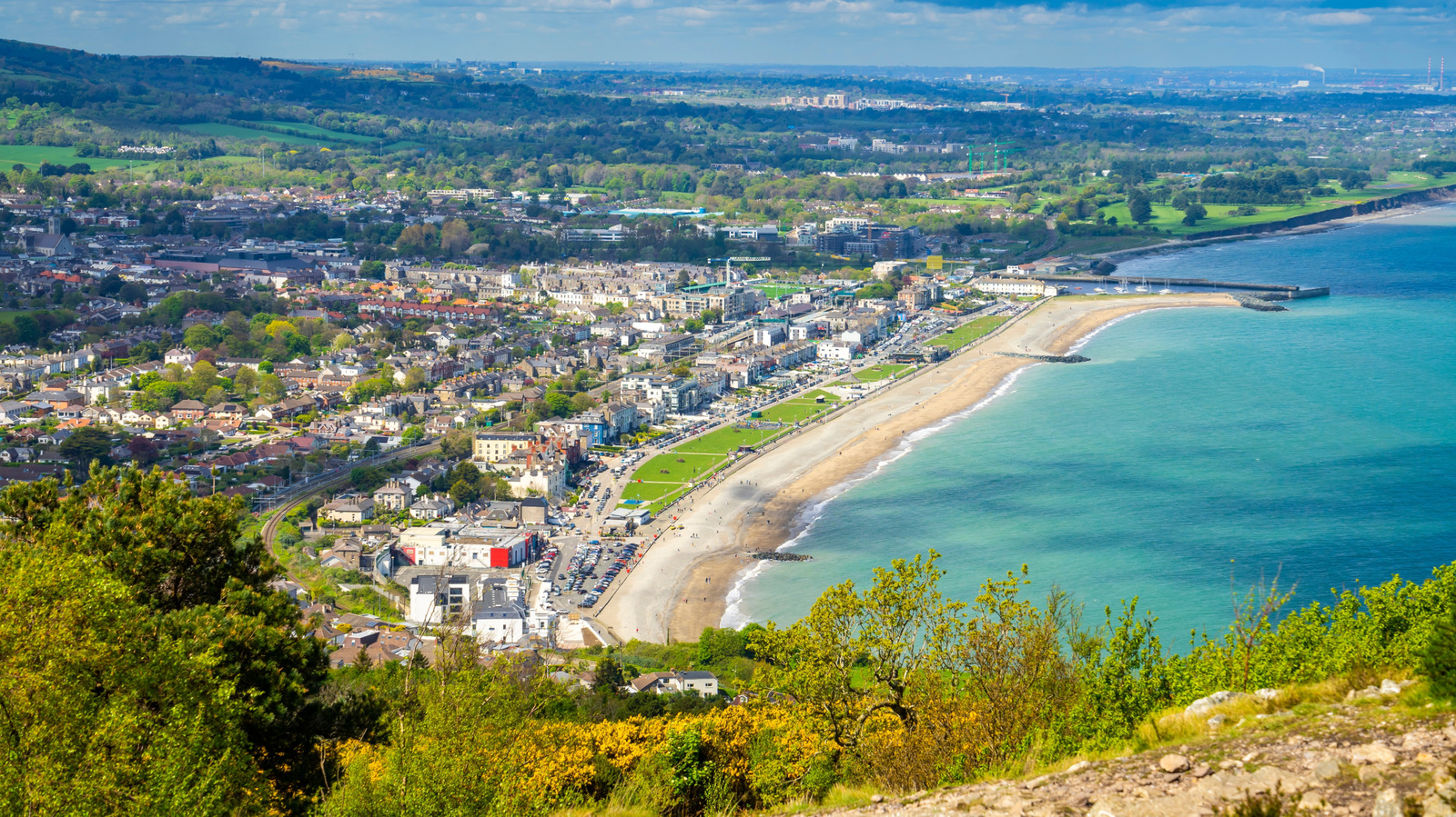 La « porte d'entrée vers le jardin de l'Irlande » est une ville côtière avec des sentiers à flanc de falaise, un centre-ville animé et des plats savoureux