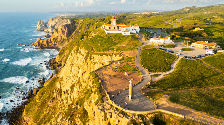 Phare de Cabo Da Roca près de Sintra, situé au sommet d'une falaise surplombant l'océan Atlantique