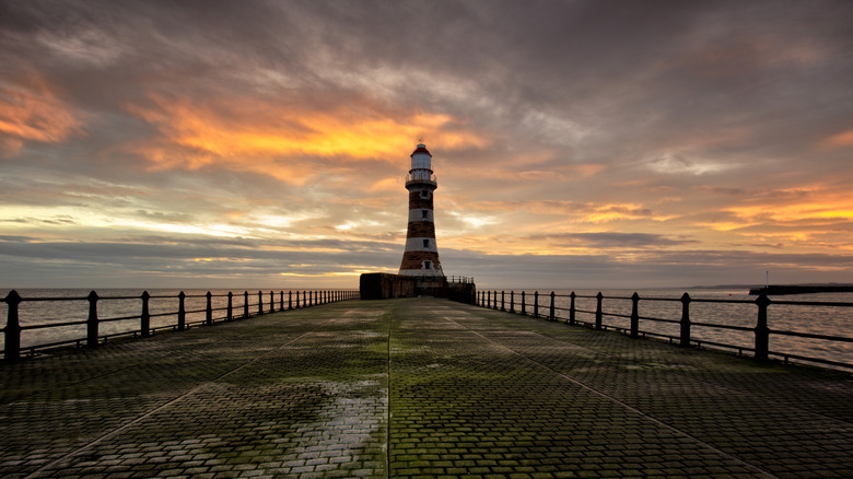 La jetée et le phare de Roker Beach à Sunderland, en Angleterre