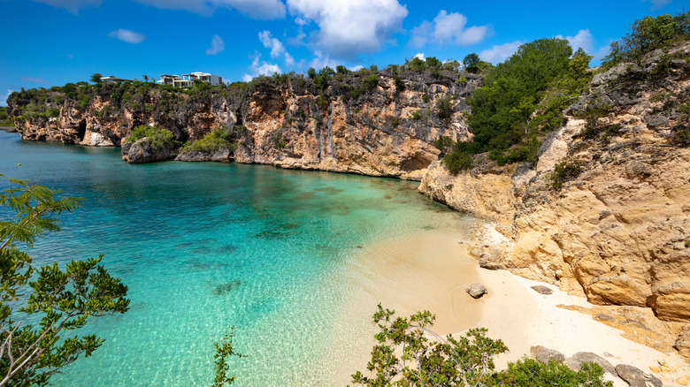 Une vue aérienne de Little Bay Beach à Anguilla