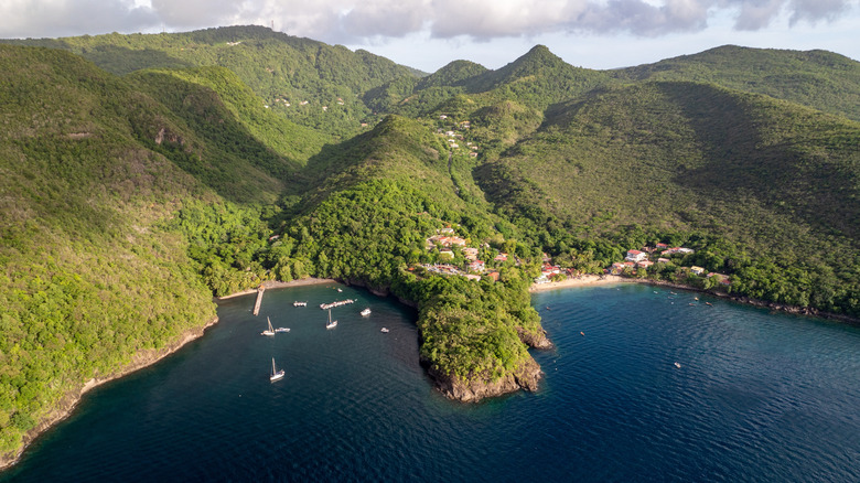 Photographie aérienne des plages de l'Anse Noir et de l'Anse Dufour côte à côte