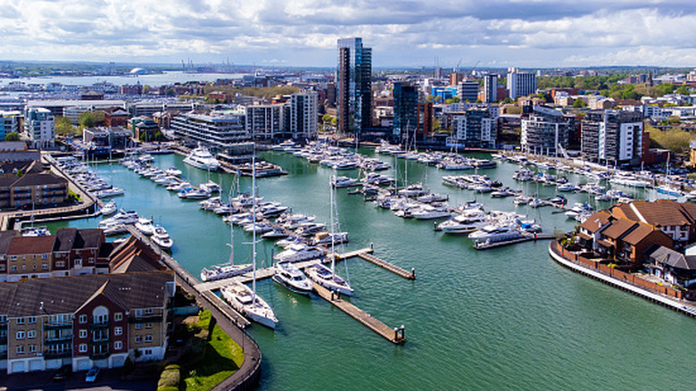 Vue aérienne de Southampton, Royaume-Uni, surplombant la marina d'Ocean Village sur la côte.