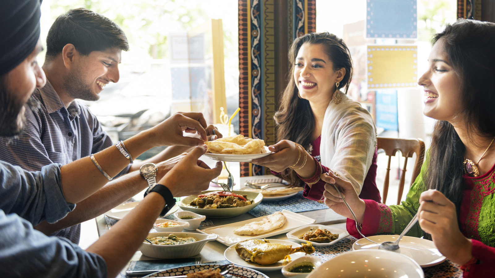 5 règles des restaurants indiens que les touristes américains brisent dans les 10 premières minutes