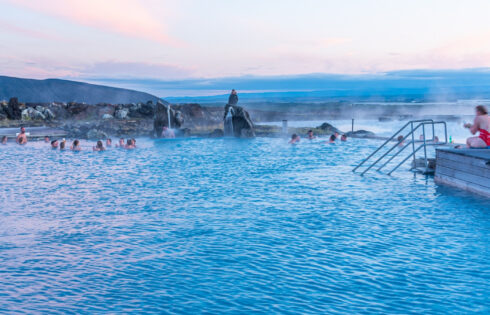 Les voyageurs disent au revoir au lagon bleu d'Islande pour cette alternative moins fréquentée et aux eaux tout aussi majestueuses