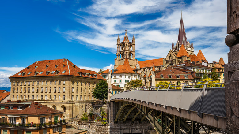 Vue des cathédrales et des bâtiments colorés sur un pont à Lausanne, Suisse