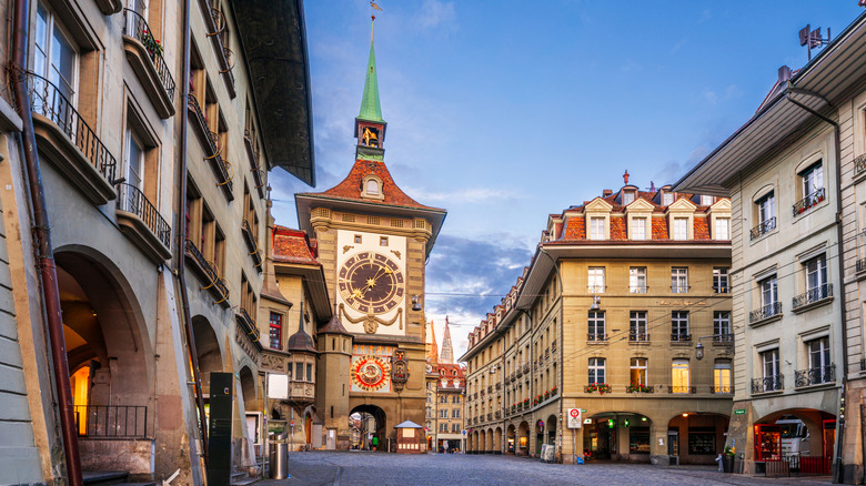 Rues pavées de Berne, Suisse avec la tour de l'horloge Zytglogge en arrière-plan