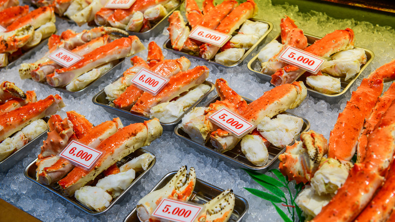 Crabe local au marché de fruits de mer de Hakodate