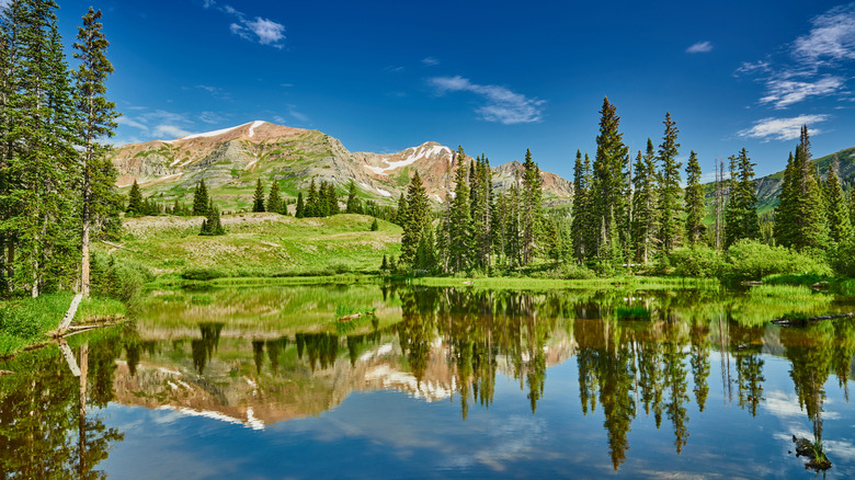 Une vue sur l'eau et Ruby Peak depuis le terrain de camping du lac Irwin dans le Colorado