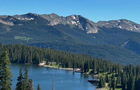 Entre Grand Junction et Colorado Springs se trouve un terrain de camping sous-estimé au bord d'un lac avec des sentiers de randonnée pittoresques