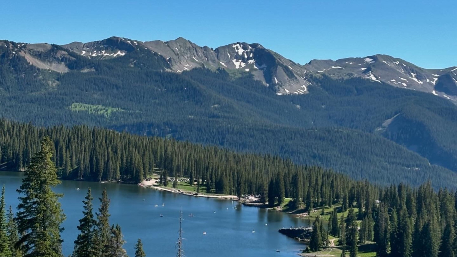 Entre Grand Junction et Colorado Springs se trouve un terrain de camping sous-estimé au bord d'un lac avec des sentiers de randonnée pittoresques