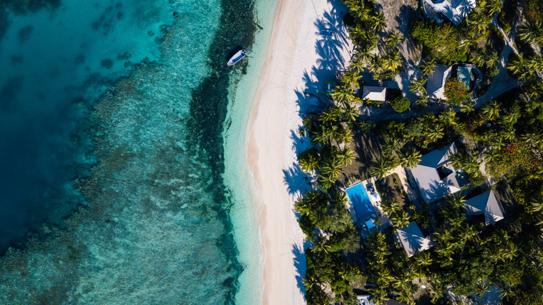 Vue aérienne de la plage de l'île Vomo, Fidji