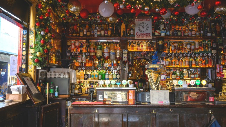 L'intérieur d'un pub traditionnel au centre de Dublin, Irlande