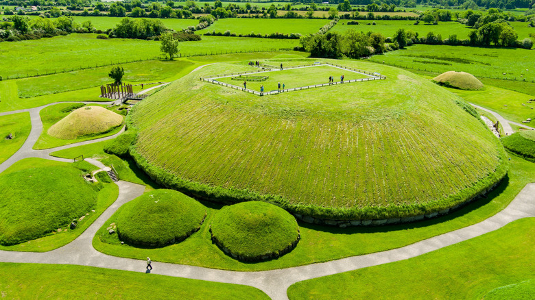 Les tumulus verts de Brú na Bóinne, dans l'est de l'Irlande