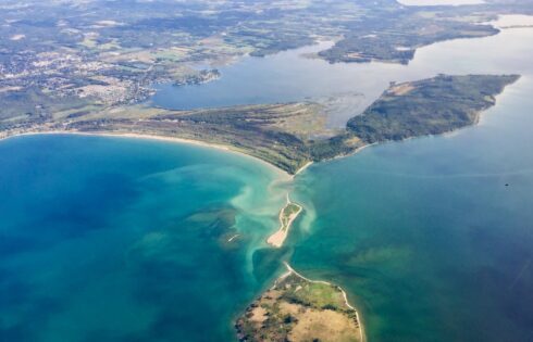 La charmante petite ville balnéaire des Grands Lacs au Canada offre un centre-ville accueillant et des divertissements en plein air