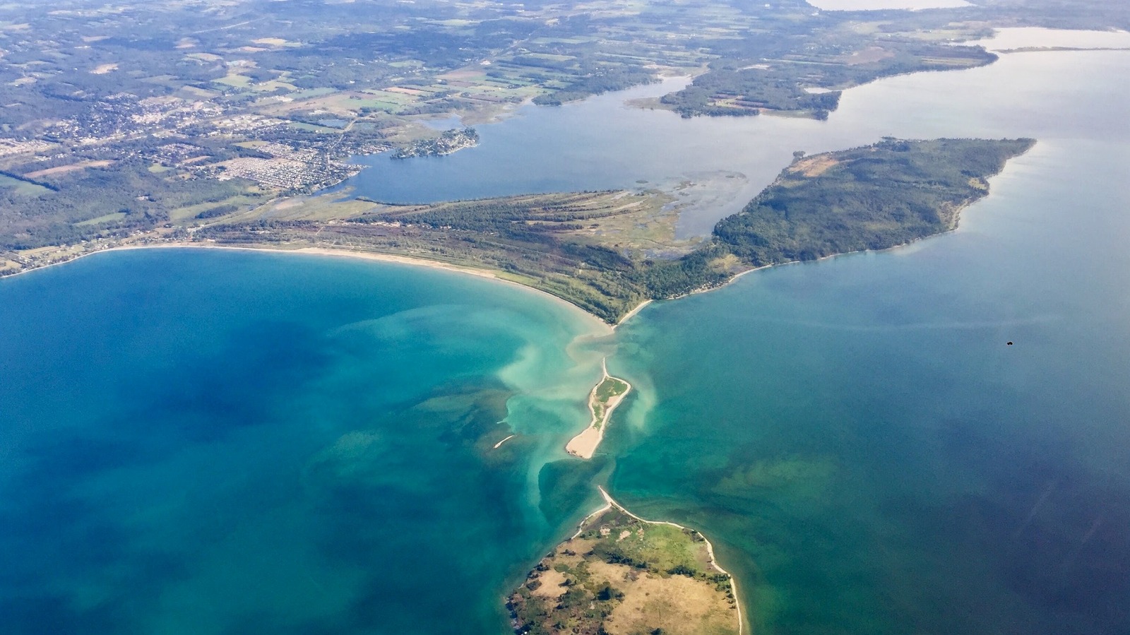 La charmante petite ville balnéaire des Grands Lacs au Canada offre un centre-ville accueillant et des divertissements en plein air